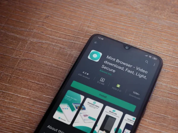 Lod, Israel - 8 Temmuz 2020: Naneli Tarayıcı uygulaması oyun mağazası sayfası ahşap arka planda siyah bir cep telefonunun ekranında. Üst görünüm düzlüğü kopyalama alanı ile yatıyordu.