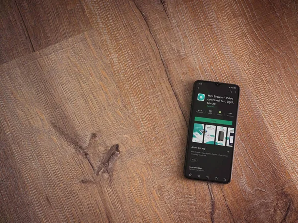 Lod, Israel - 8 Temmuz 2020: Naneli Tarayıcı uygulaması oyun mağazası sayfası ahşap arka planda siyah bir cep telefonunun ekranında. Üst görünüm düzlüğü kopyalama alanı ile yatıyordu.