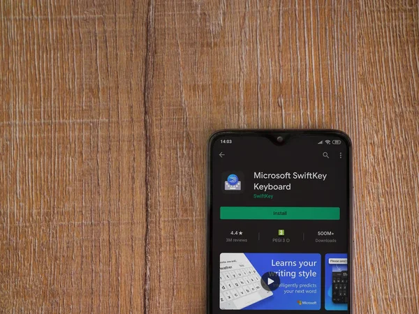 Lod, Israel - 8 Temmuz 2020: Microsoft SwiftKey Klavye uygulama oyun sayfası ahşap arka planda siyah bir cep telefonu ekranında. Üst görünüm düzlüğü kopyalama alanı ile yatıyordu.
