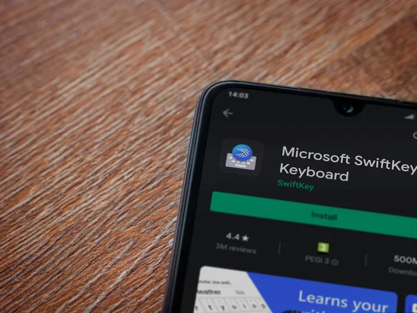 Lod, Israel - 8 Temmuz 2020: Microsoft SwiftKey Klavye uygulama oyun sayfası ahşap arka planda siyah bir cep telefonu ekranında. Üst görünüm düzlüğü kopyalama alanı ile yatıyordu.