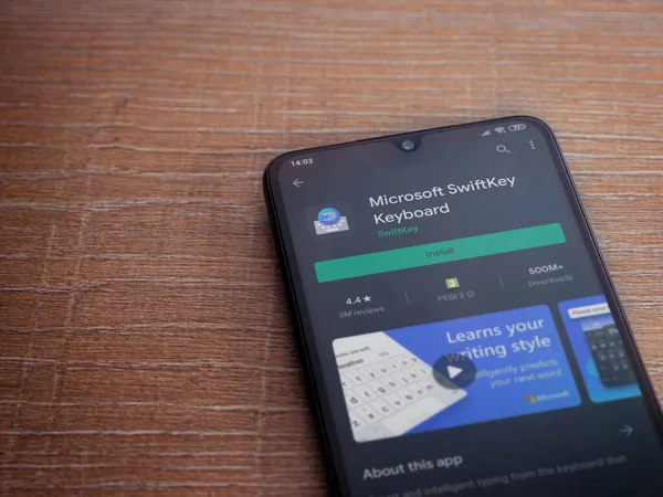Lod, Israel - 8 Temmuz 2020: Microsoft SwiftKey Klavye uygulama oyun sayfası ahşap arka planda siyah bir cep telefonu ekranında. Üst görünüm düzlüğü kopyalama alanı ile yatıyordu.
