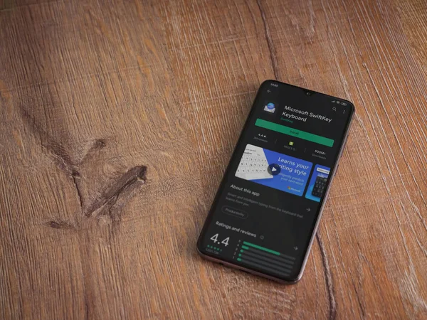 Lod, Israel - 8 Temmuz 2020: Microsoft SwiftKey Klavye uygulama oyun sayfası ahşap arka planda siyah bir cep telefonu ekranında. Üst görünüm düzlüğü kopyalama alanı ile yatıyordu.