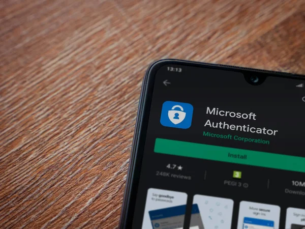 Lod, Israel - 8 Temmuz 2020: Microsoft Authenticator uygulama oyun mağazası sayfası ahşap arka planda siyah bir cep telefonu ekranında. Üst görünüm düzlüğü kopyalama alanı ile yatıyordu.