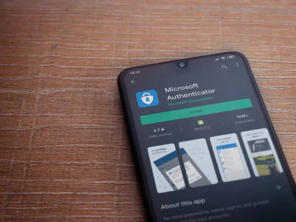 Lod, Israel - 8 Temmuz 2020: Microsoft Authenticator uygulama oyun mağazası sayfası ahşap arka planda siyah bir cep telefonu ekranında. Üst görünüm düzlüğü kopyalama alanı ile yatıyordu.