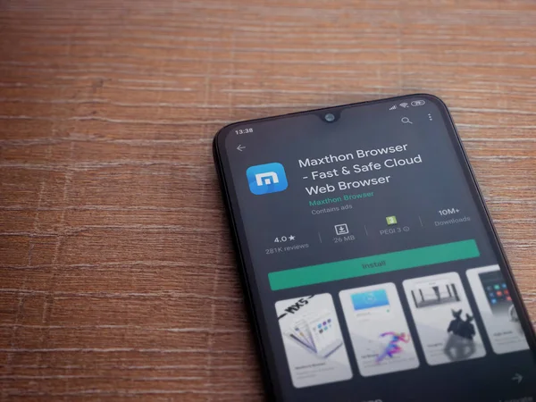 Lod, Israel - 8 Temmuz 2020: Maxthon Browser uygulama oyun mağazası sayfası ahşap arka planda siyah bir cep telefonunun ekranında. Üst görünüm düzlüğü kopyalama alanı ile yatıyordu.