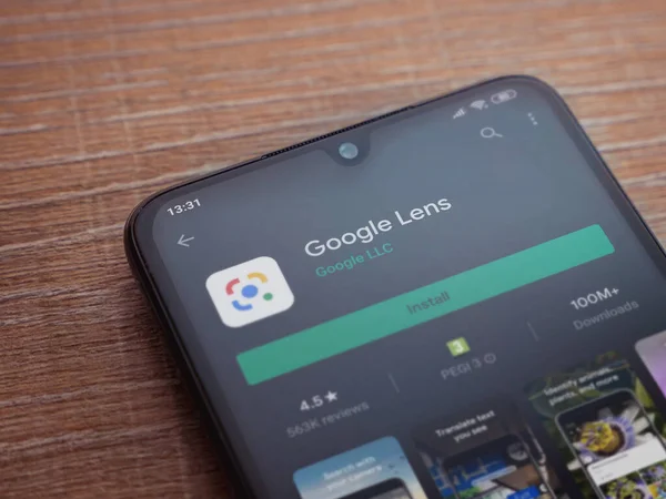 Lod, Israel - 8 Temmuz 2020: Google Lens uygulama oyun mağazası sayfası ahşap arka planda siyah bir cep telefonu ekranında. Üst görünüm düzlüğü kopyalama alanı ile yatıyordu.