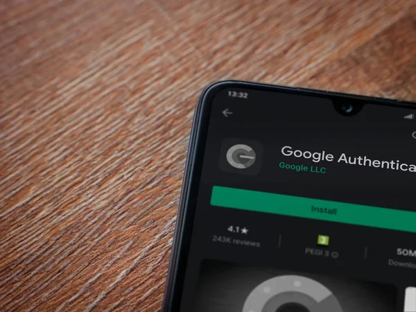 Lod, Israel - 8 Temmuz 2020: Google Authenticator uygulaması oyun mağazası sayfası ahşap arka planda siyah bir cep telefonu ekranında. Üst görünüm düzlüğü kopyalama alanı ile yatıyordu.