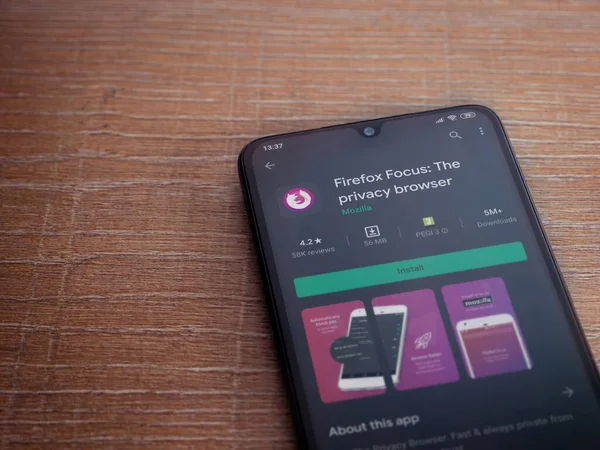 Lod, Israel - 8 Temmuz 2020: Firefox Focus uygulaması oyun mağazası sayfası ahşap arka planda siyah bir cep telefonu görüntüsü. Üst görünüm düzlüğü kopyalama alanı ile yatıyordu.