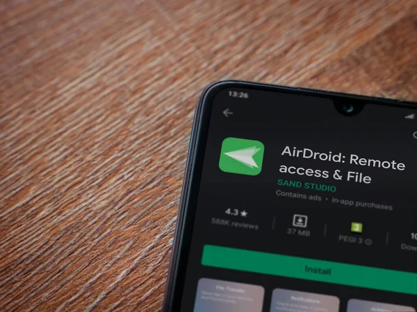 Lod, Israel - 8 Temmuz 2020: Airdroid uygulama oyun mağazası sayfası ahşap arka planda siyah bir cep telefonunun ekranında. Üst görünüm düzlüğü kopyalama alanı ile yatıyordu.
