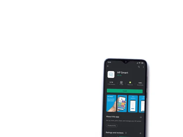 Lod Israel 2020年7月8日 Hpスマートアプリは 白い背景に隔離された黒い携帯電話のディスプレイ上のストアページを再生します コピースペース付きのトップビューフラットレイ — ストック写真