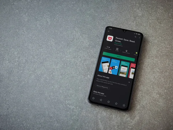 Lod, Israel - 8 Temmuz 2020: Seramik taş zemin üzerinde siyah bir cep telefonu ekranında cep telefonu uygulaması oyun mağazası sayfası. Üst görünüm düzlüğü kopyalama alanı ile yatıyordu.