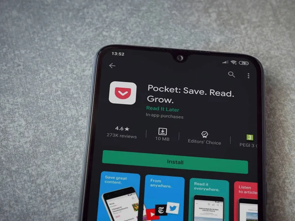 Lod, Israel - 8 Temmuz 2020: Seramik taş zemin üzerinde siyah bir cep telefonu ekranında cep telefonu uygulaması oyun mağazası sayfası. Üst görünüm düzlüğü kopyalama alanı ile yatıyordu.