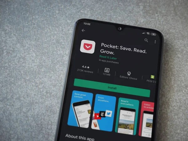 Lod, Israel - 8 Temmuz 2020: Seramik taş zemin üzerinde siyah bir cep telefonu ekranında cep telefonu uygulaması oyun mağazası sayfası. Üst görünüm düzlüğü kopyalama alanı ile yatıyordu.
