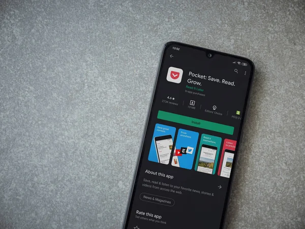 Lod, Israel - 8 Temmuz 2020: Seramik taş zemin üzerinde siyah bir cep telefonu ekranında cep telefonu uygulaması oyun mağazası sayfası. Üst görünüm düzlüğü kopyalama alanı ile yatıyordu.
