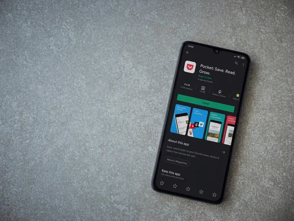 Lod, Israel - 8 Temmuz 2020: Seramik taş zemin üzerinde siyah bir cep telefonu ekranında cep telefonu uygulaması oyun mağazası sayfası. Üst görünüm düzlüğü kopyalama alanı ile yatıyordu.