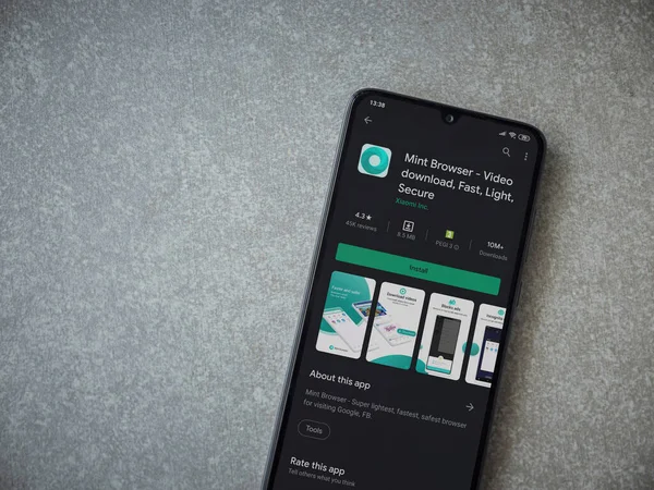 Lod, Israel - 8 Temmuz 2020: Naneli Tarayıcı uygulama oyun mağazası sayfası seramik taş zemin üzerinde siyah bir cep telefonu görüntüsü. Üst görünüm düzlüğü kopyalama alanı ile yatıyordu.