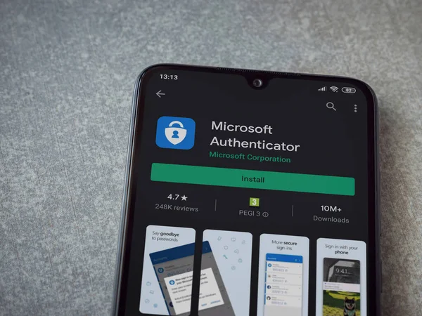 Lod, Israel - 8 Temmuz 2020: Microsoft Authenticator uygulama oyun mağazası sayfası seramik taş zemin üzerinde siyah bir cep telefonu görüntüsü. Üst görünüm düzlüğü kopyalama alanı ile yatıyordu.