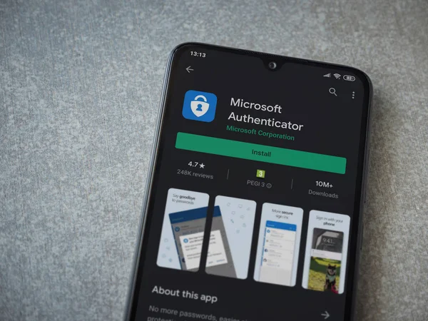 Lod, Israel - 8 Temmuz 2020: Microsoft Authenticator uygulama oyun mağazası sayfası seramik taş zemin üzerinde siyah bir cep telefonu görüntüsü. Üst görünüm düzlüğü kopyalama alanı ile yatıyordu.
