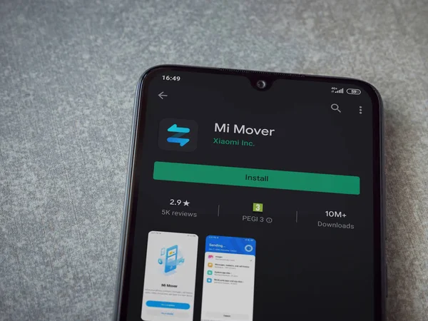 Lod, Israel - 8 Temmuz 2020: Mi Mover uygulama oyun mağazası sayfası seramik taş zemin üzerinde siyah bir cep telefonu ekranında. Üst görünüm düzlüğü kopyalama alanı ile yatıyordu.