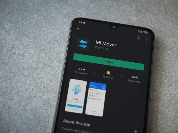 Lod, Israel - 8 Temmuz 2020: Mi Mover uygulama oyun mağazası sayfası seramik taş zemin üzerinde siyah bir cep telefonu ekranında. Üst görünüm düzlüğü kopyalama alanı ile yatıyordu.