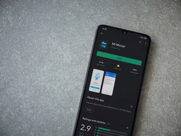Lod, Israel - 8 Temmuz 2020: Mi Mover uygulama oyun mağazası sayfası seramik taş zemin üzerinde siyah bir cep telefonu ekranında. Üst görünüm düzlüğü kopyalama alanı ile yatıyordu.