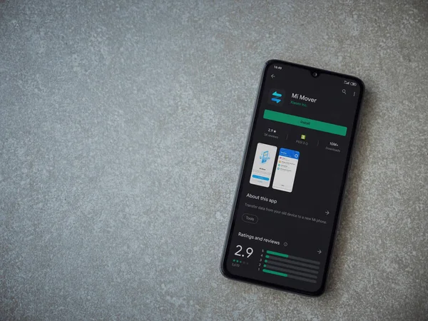 Lod, Israel - 8 Temmuz 2020: Mi Mover uygulama oyun mağazası sayfası seramik taş zemin üzerinde siyah bir cep telefonu ekranında. Üst görünüm düzlüğü kopyalama alanı ile yatıyordu.