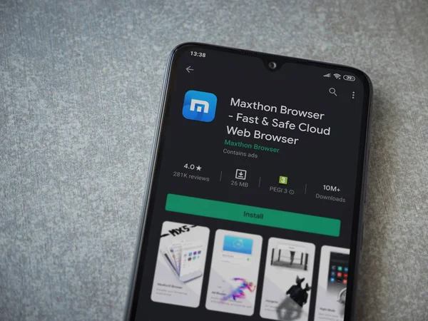 Lod, Israel - 8 Temmuz 2020: Maxthon Tarayıcı uygulama oyun mağazası sayfası seramik taş zemin üzerinde siyah bir cep telefonu görüntüsü. Üst görünüm düzlüğü kopyalama alanı ile yatıyordu.
