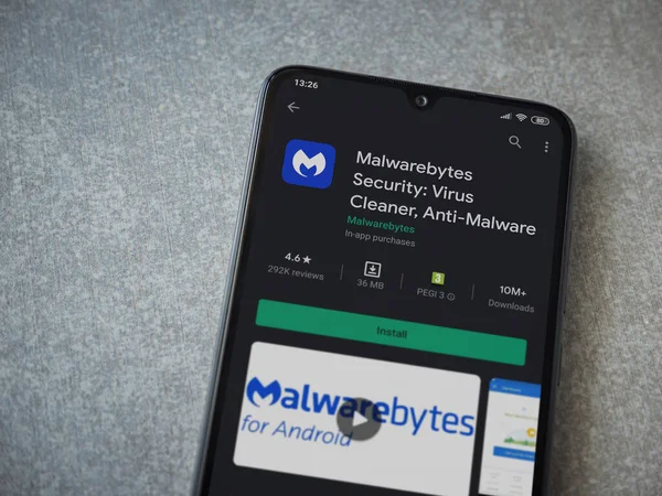 Lod, Israel - 8 Temmuz 2020: Malwarebytes Security uygulama oyun mağazası sayfası seramik taş zemin üzerinde siyah bir cep telefonu görüntüsü. Üst görünüm düzlüğü kopyalama alanı ile yatıyordu.