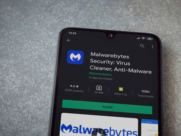 Lod, Israel - 8 Temmuz 2020: Malwarebytes Security uygulama oyun mağazası sayfası seramik taş zemin üzerinde siyah bir cep telefonu görüntüsü. Üst görünüm düzlüğü kopyalama alanı ile yatıyordu.