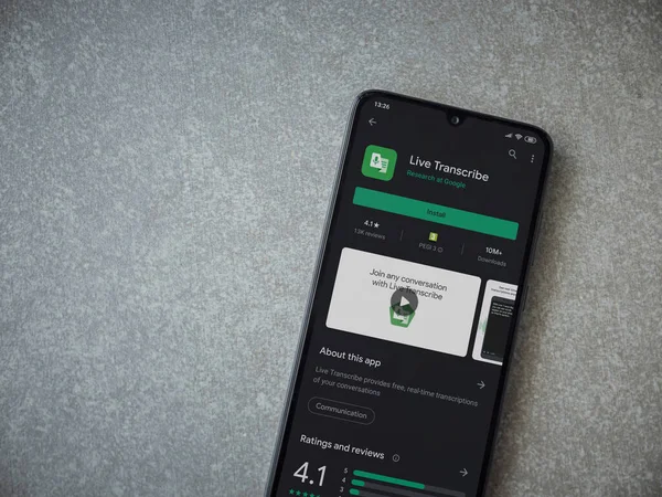 Lod, Israel - 8 Temmuz 2020: Seramik taş zemin üzerinde siyah bir cep telefonunun ekranında Live Transcribe uygulaması oyun mağazası sayfası. Üst görünüm düzlüğü kopyalama alanı ile yatıyordu.