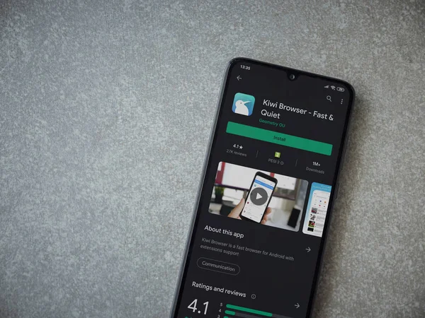 Lod, Israel - 8 Temmuz 2020: Kiwi Tarayıcı uygulama oyun mağazası sayfası seramik taş zemin üzerinde siyah bir cep telefonu görüntüsü. Üst görünüm düzlüğü kopyalama alanı ile yatıyordu.