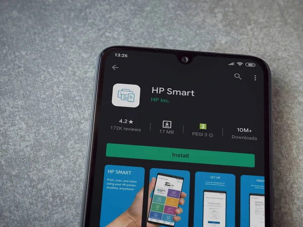 Lod, Israel - 8 Temmuz 2020: HP Smart uygulama oyun mağazası sayfası seramik taş zemin üzerinde siyah bir cep telefonu görüntüsü. Üst görünüm düzlüğü kopyalama alanı ile yatıyordu.