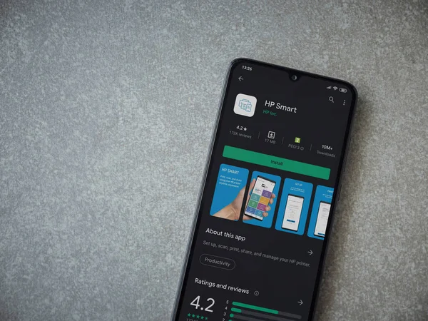 Lod, Israel - 8 Temmuz 2020: HP Smart uygulama oyun mağazası sayfası seramik taş zemin üzerinde siyah bir cep telefonu görüntüsü. Üst görünüm düzlüğü kopyalama alanı ile yatıyordu.
