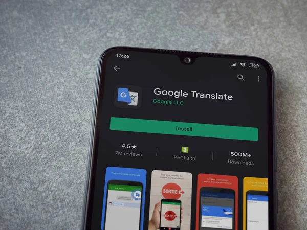 Lod, Israel - 8 Temmuz 2020: Google Applate playshop sayfası seramik taş zemin üzerinde siyah bir cep telefonu ekranında. Üst görünüm düzlüğü kopyalama alanı ile yatıyordu.