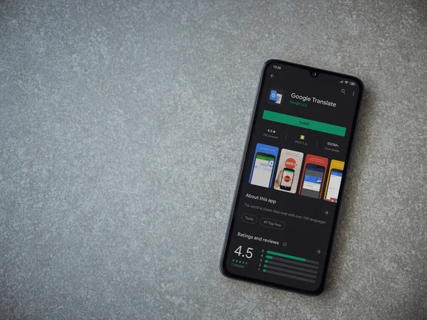 Lod, Israel - 8 Temmuz 2020: Google Applate playshop sayfası seramik taş zemin üzerinde siyah bir cep telefonu ekranında. Üst görünüm düzlüğü kopyalama alanı ile yatıyordu.