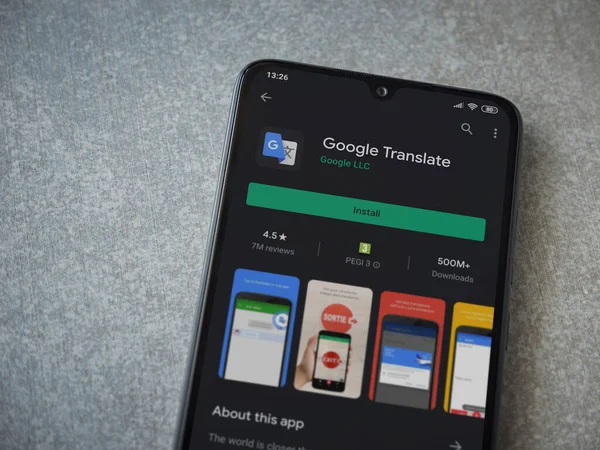 Lod, Israel - 8 Temmuz 2020: Google Applate playshop sayfası seramik taş zemin üzerinde siyah bir cep telefonu ekranında. Üst görünüm düzlüğü kopyalama alanı ile yatıyordu.