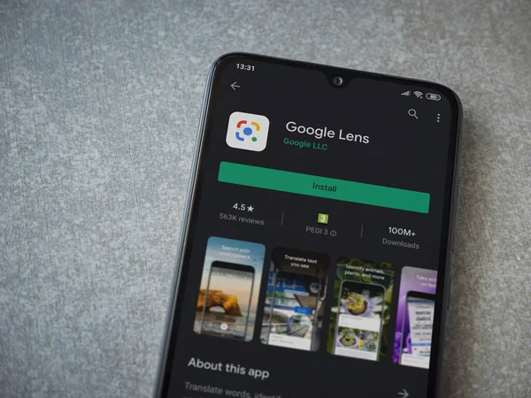 Lod, Israel - 8 Temmuz 2020: Google Lens uygulaması oyun mağazası sayfası seramik taş zemin üzerinde siyah bir cep telefonu görüntüsü. Üst görünüm düzlüğü kopyalama alanı ile yatıyordu.