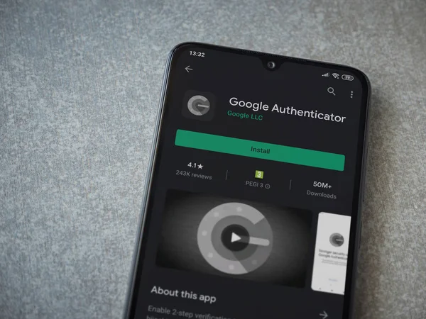 Lod, Israel - 8 Temmuz 2020: Google Authenticator uygulama oyun mağazası sayfası seramik taş zemin üzerinde siyah bir cep telefonu görüntüsü. Üst görünüm düzlüğü kopyalama alanı ile yatıyordu.