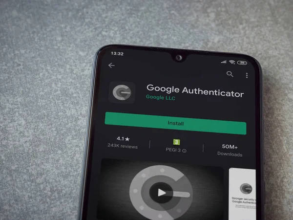 Lod, Israel - 8 Temmuz 2020: Google Authenticator uygulama oyun mağazası sayfası seramik taş zemin üzerinde siyah bir cep telefonu görüntüsü. Üst görünüm düzlüğü kopyalama alanı ile yatıyordu.