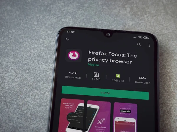 Lod, Israel - 8 Temmuz 2020: Firefox Focus uygulama oyun mağazası sayfası seramik taş zemin üzerinde siyah bir cep telefonu görüntüsü. Üst görünüm düzlüğü kopyalama alanı ile yatıyordu.