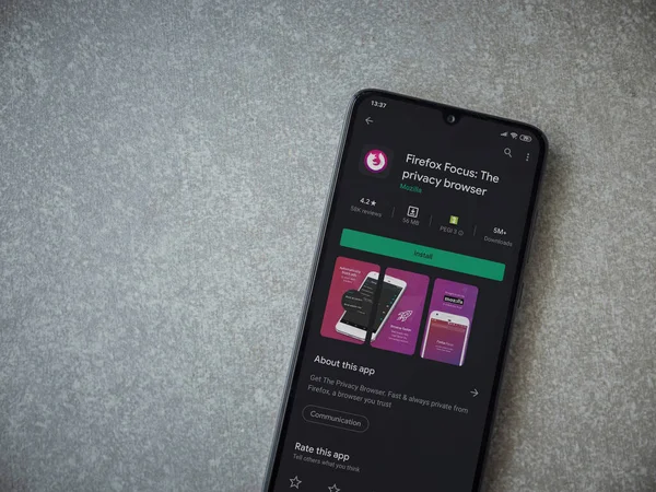 Lod, Israel - 8 Temmuz 2020: Firefox Focus uygulama oyun mağazası sayfası seramik taş zemin üzerinde siyah bir cep telefonu görüntüsü. Üst görünüm düzlüğü kopyalama alanı ile yatıyordu.