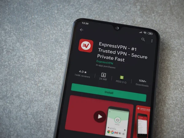 Lod, Israel - 8 Temmuz 2020: Seramik taş zemin üzerinde siyah bir cep telefonunun ekranında ExpressVPN uygulaması oyun mağazası sayfası. Üst görünüm düzlüğü kopyalama alanı ile yatıyordu.