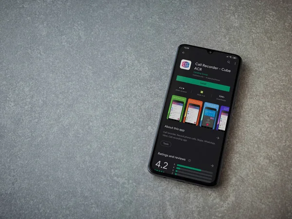 Lod, Israel - 8 Temmuz 2020: Küp ACR uygulama oyun mağazası sayfası seramik taş zemin üzerinde siyah bir cep telefonu görüntüsü. Üst görünüm düzlüğü kopyalama alanı ile yatıyordu.