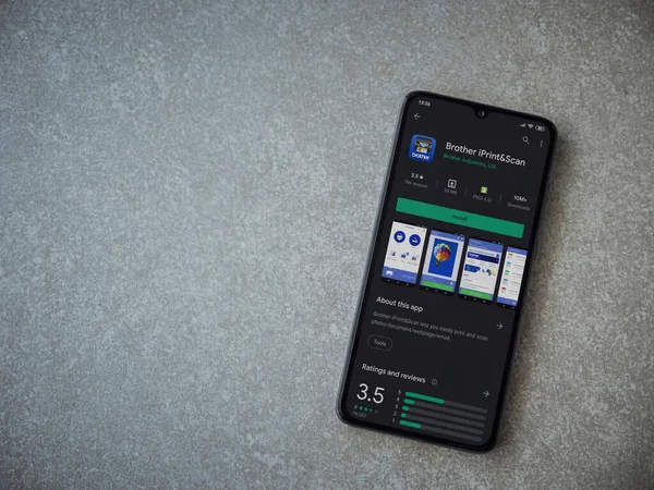 Lod, Israel - 8 Temmuz 2020: Kardeş iPrint & Scan uygulama oyun mağazası sayfası seramik taş zemin üzerinde siyah bir cep telefonu görüntüsü. Üst görünüm düzlüğü kopyalama alanı ile yatıyordu.