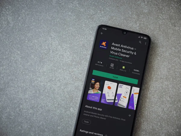 Lod, Israel - 8 Temmuz 2020: Seramik taş zemin üzerinde siyah bir cep telefonunun ekranında Antivirüs uygulaması oyun mağazası sayfası. Üst görünüm düzlüğü kopyalama alanı ile yatıyordu.