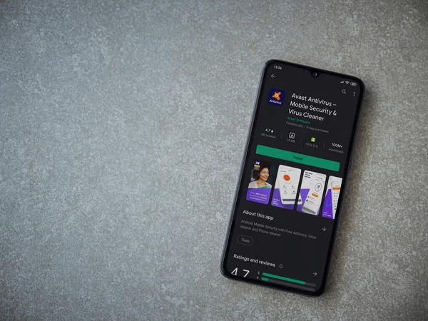 Lod, Israel - 8 Temmuz 2020: Seramik taş zemin üzerinde siyah bir cep telefonunun ekranında Antivirüs uygulaması oyun mağazası sayfası. Üst görünüm düzlüğü kopyalama alanı ile yatıyordu.
