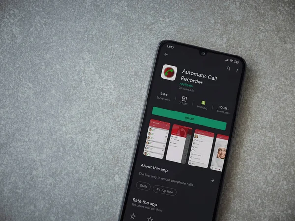 Lod, Israel - 8 Temmuz 2020: Seramik taş zemin üzerinde siyah bir cep telefonunun ekranında otomatik arama kaydedici uygulama oyun mağazası sayfası. Üst görünüm düzlüğü kopyalama alanı ile yatıyordu.