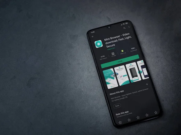 Lod, Israel - 8 Temmuz 2020: Naneli Tarayıcı uygulama oyun mağazası sayfası koyu mermer taşlı arka planda siyah bir cep telefonu görüntüsü. Üst görünüm düzlüğü kopyalama alanı ile yatıyordu.