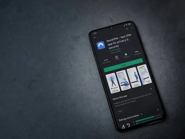 Lod, Israel - 8 Temmuz 2020: NordVPN uygulama oyun mağazası sayfası koyu mermer taştan arka planda siyah bir cep telefonu görüntüsü. Üst görünüm düzlüğü kopyalama alanı ile yatıyordu.