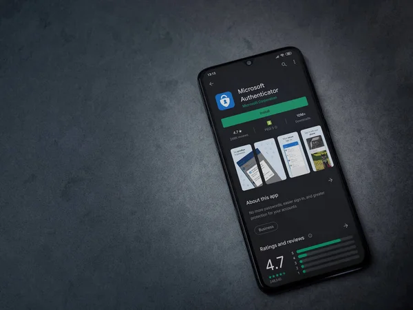 Lod, Israel - 8 Temmuz 2020: Microsoft Authenticator uygulama oyun mağazası sayfası koyu mermer taşlı arka planda siyah bir cep telefonu sergilenmektedir. Üst görünüm düzlüğü kopyalama alanı ile yatıyordu.
